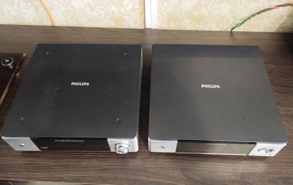 Philips MCD 708 в гарному стані. Дефект.