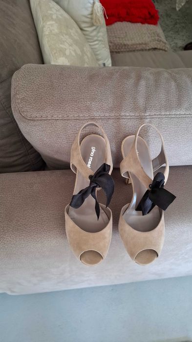 Buty zamszowe, wiązane na kokardkę