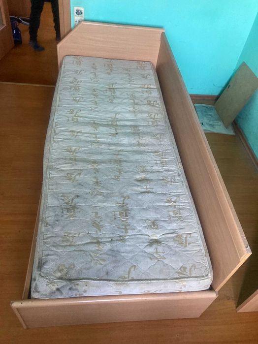 Ліжко  деревьяне 2м*0.9м з матрацом. самовивіз.