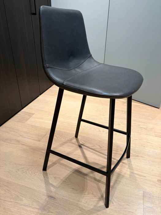 Напівбарний стілець , Барний стілець