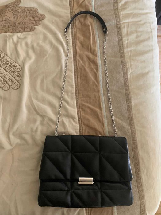 Mala preta acolchoada com corrente Stradivarius