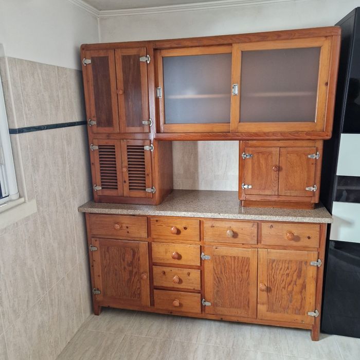 Louceiro / Guarda-Louça de Cozinha Antigo em Madeira Maciça com Tampo em Granito