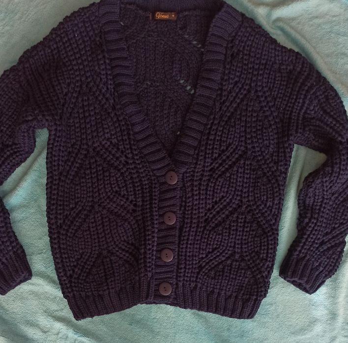 Granatowy luźny sweter zapinany L 40 w serek