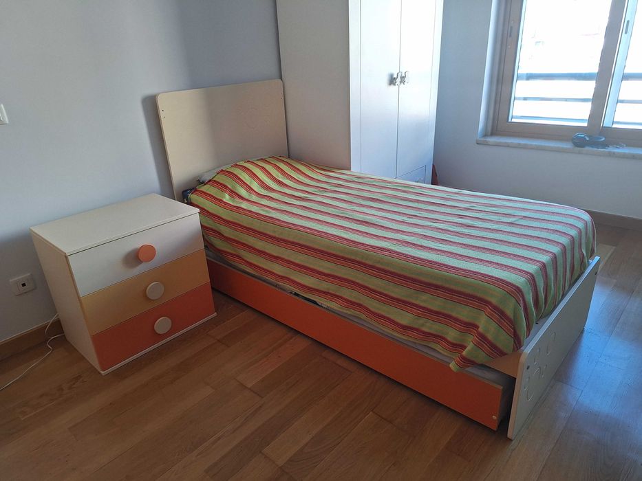 Quarto de criança convertível (de berço p cama com secretária) Micuna.