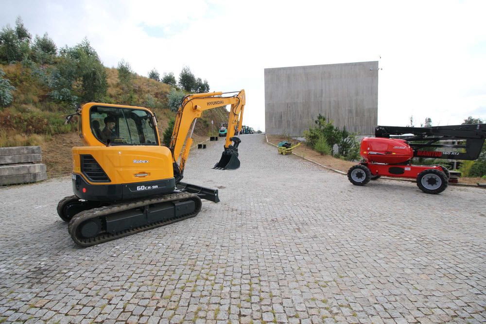 Escavadora Giratória de Rastos Hyundai Robex 60 Totalmente recuperada Garantia 12 meses/ 1.000 Horas