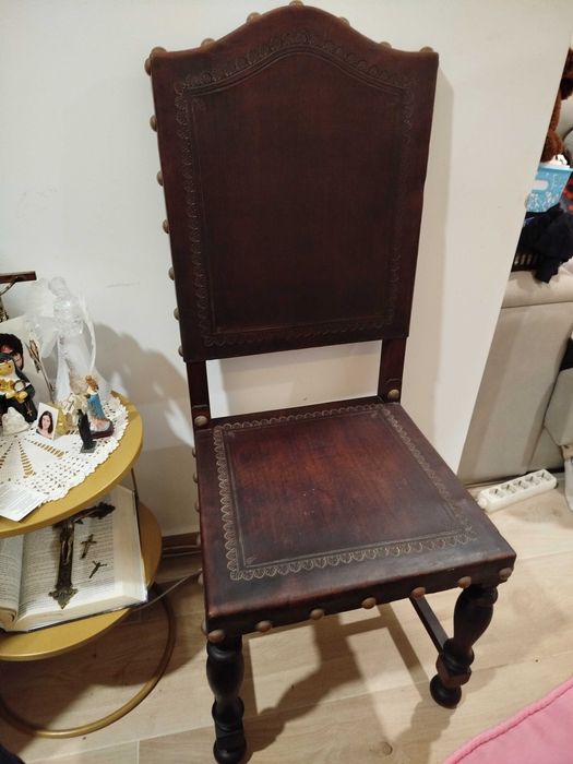Cadeira em couro estilo colonial espanhol