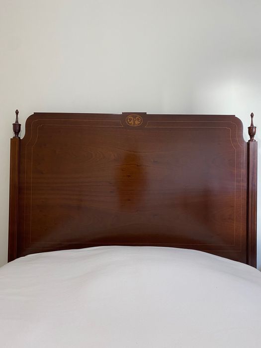 Cama estilo Dona Maria em bom estado