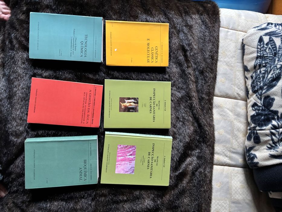 Diversos livros com diferentes temas