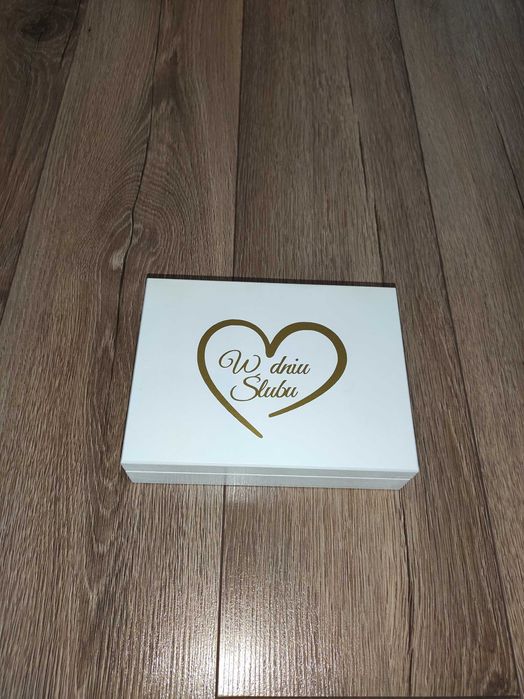 Pudełko na obrączki ze złotymi napisami I ślubuje Ci miłość