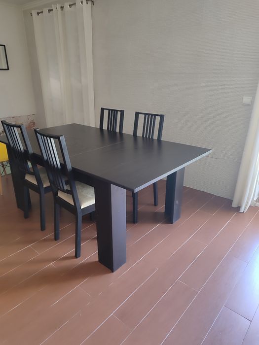 Mesa e 4 cadeiras