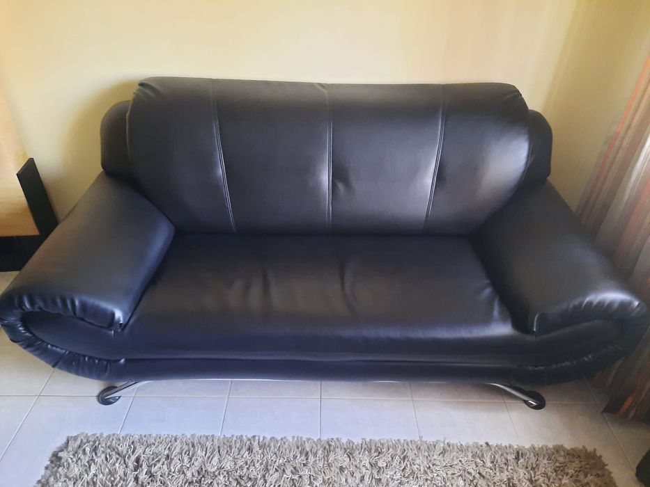 Dois sofás cor preta