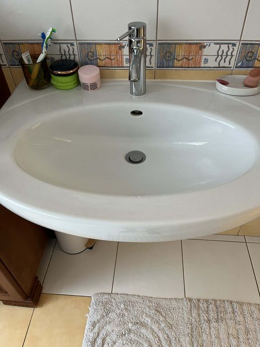 Zlew łazienkowy razem z baterią