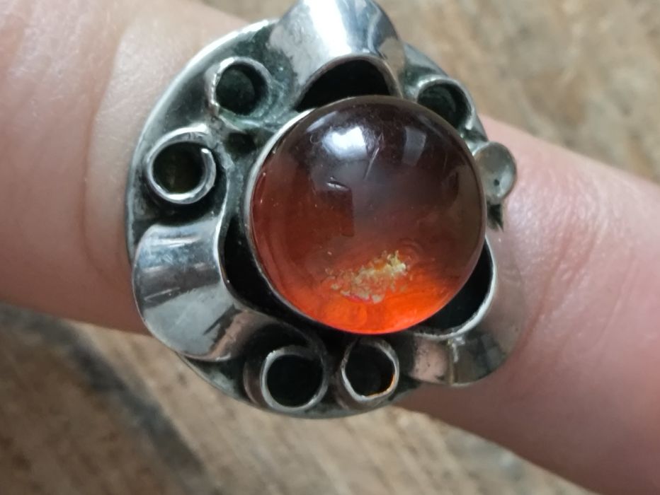 Stary metalowy pierścionek z bursztynowym oczkiem,uszkodzony. Vintage