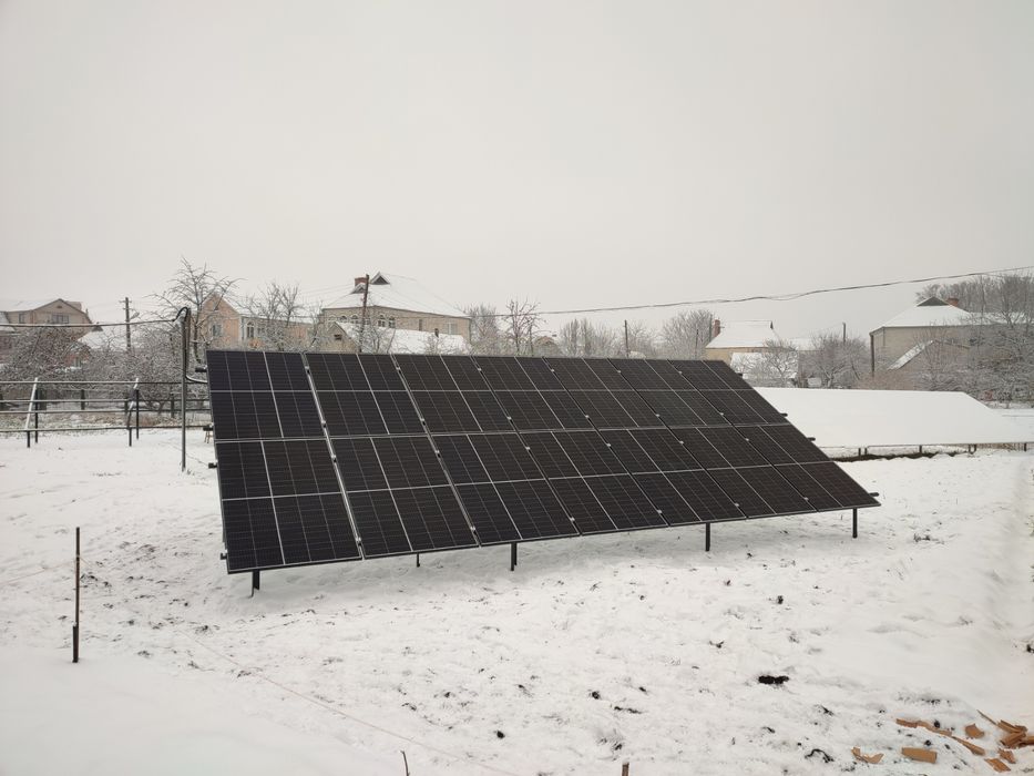 Монтаж сонячних панелей та інверторів.