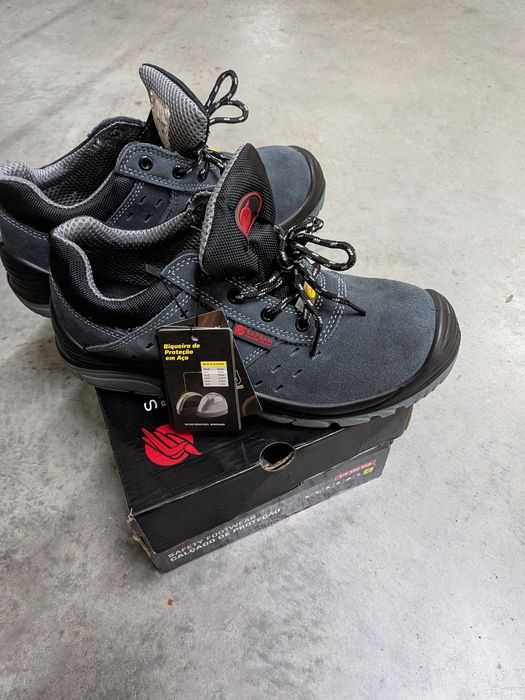Sapatos de proteção.