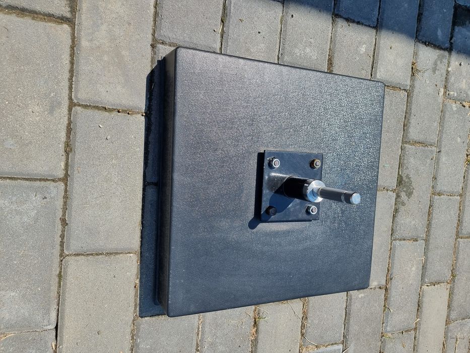 Podstawa betonowa z nakładką z tworzywa sztucznego(ABS),z metalowym rotorem. grubość płyty 60 mm ,waga 17 kg . nadaje się pod flagi, maszty itp.