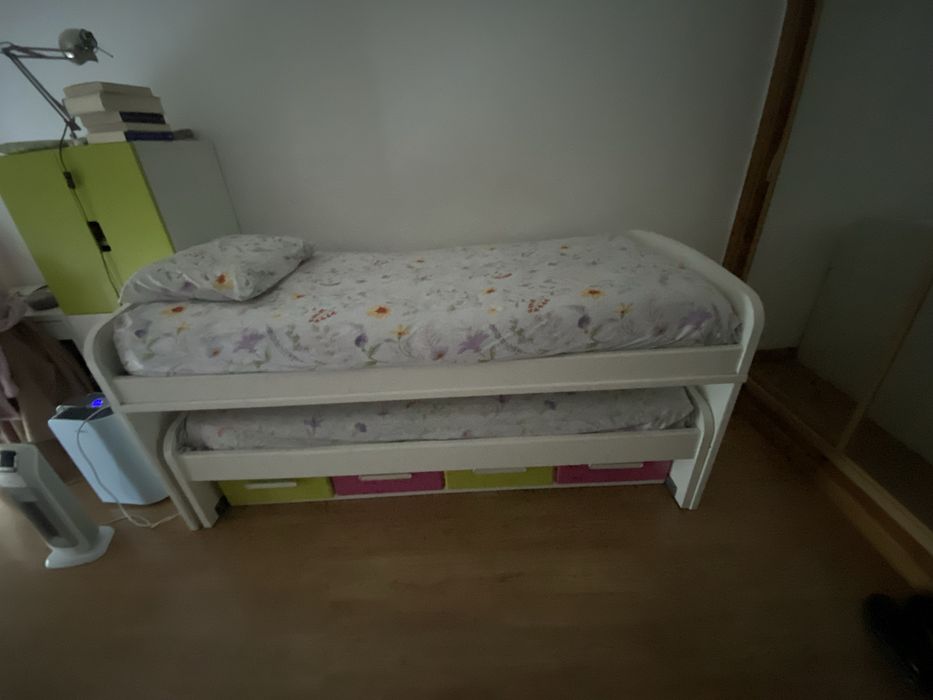 Cama dupla de solteiro 90 x 200, a de baixo  90x190 .