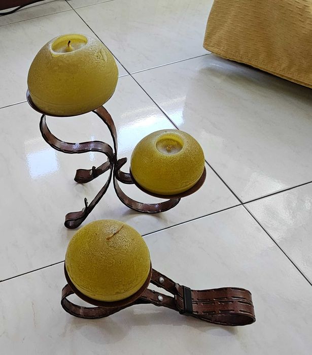 Dois castiçais com velas