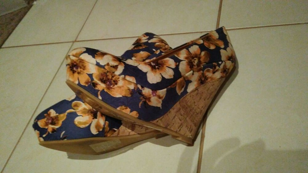 Buty na koturnie