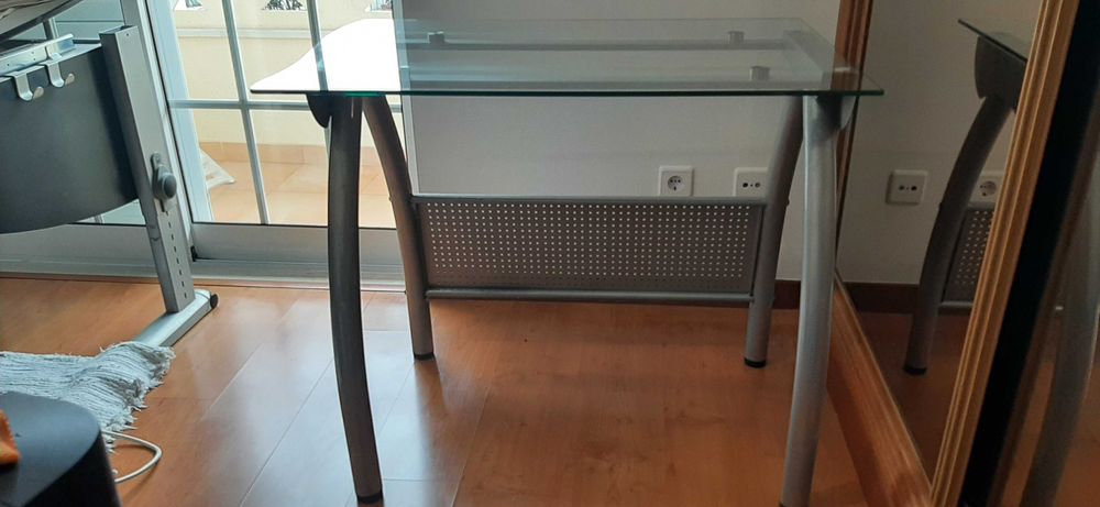 Secretária estrutura metálica tampo de vidro