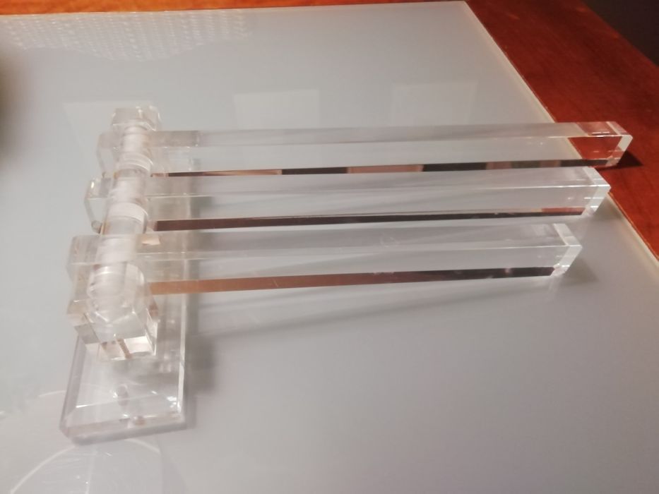 Toalheiro W. C. em acrílico