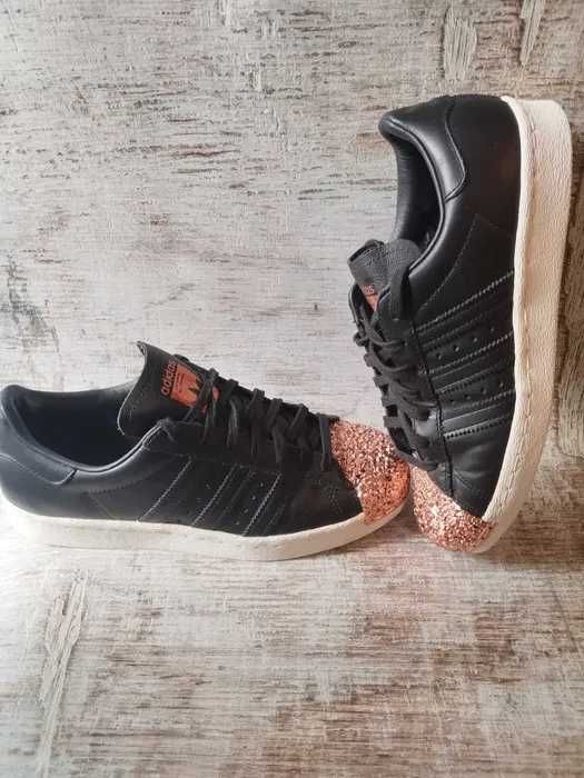 Adidas superstar brokatowy przód.