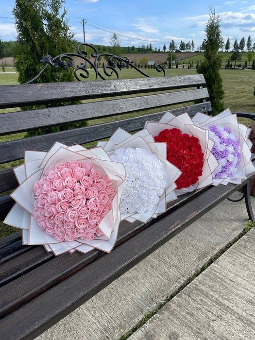 Букети з нев'янучих  51 троянд  - Ідеальний подарунок коханій дівчині