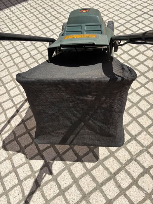 Máquina de cortar relva .