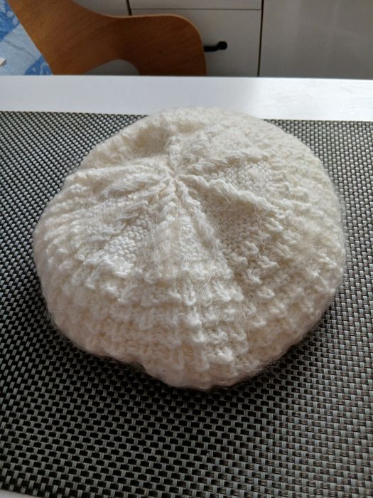 Beret damski ,biały,ciepły.