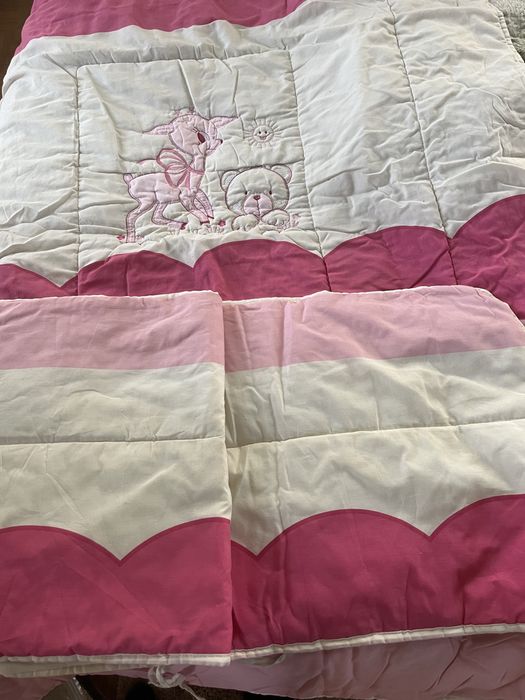 Edredao e protecao de cama de bebe menina