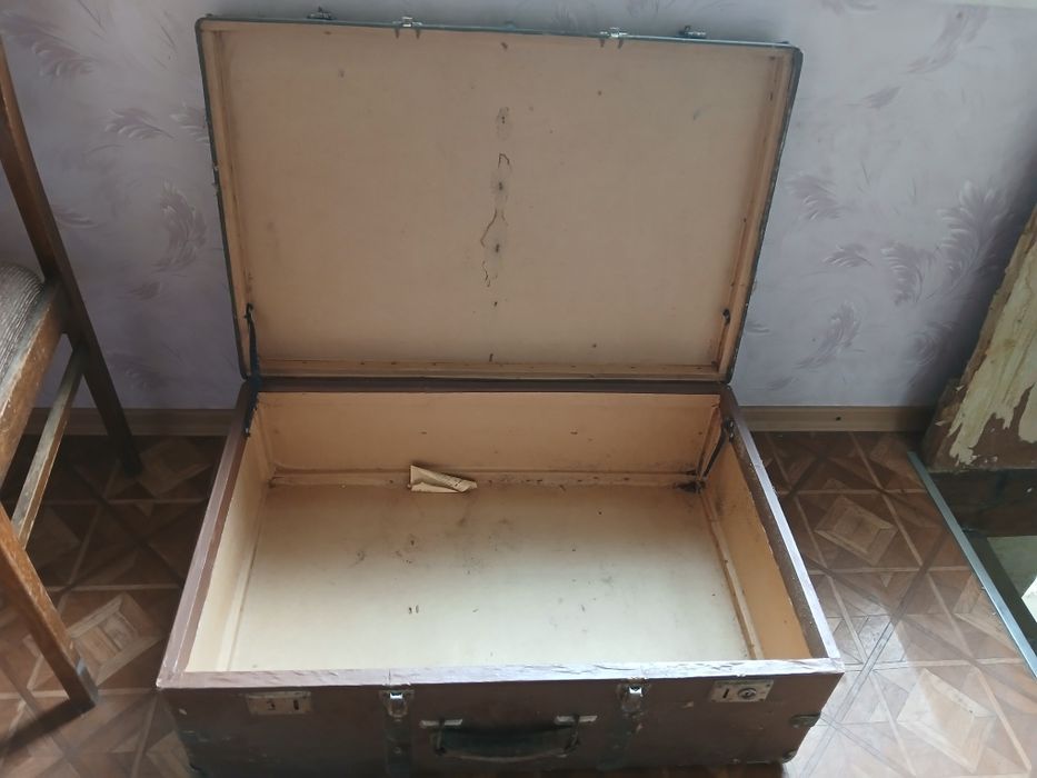 Продам старый чемодан
