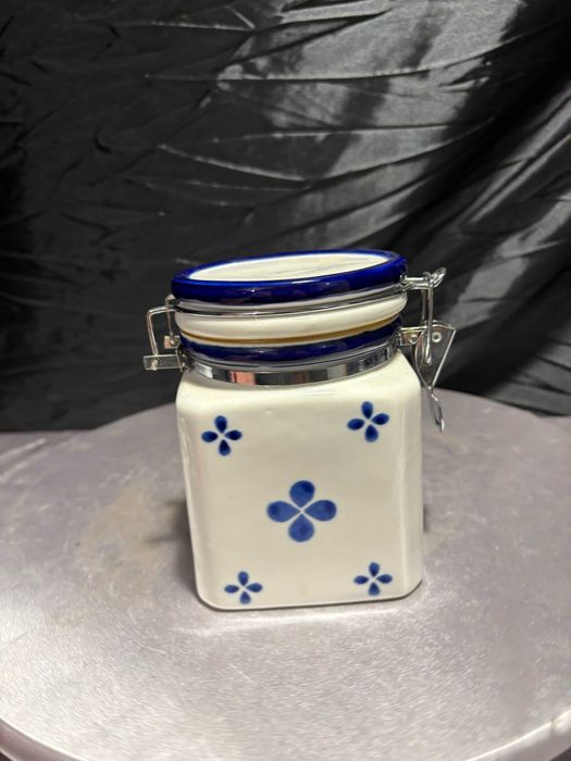 Ceramiczny pojemnik kuchenny z zamknięciem – biało-kobaltowy