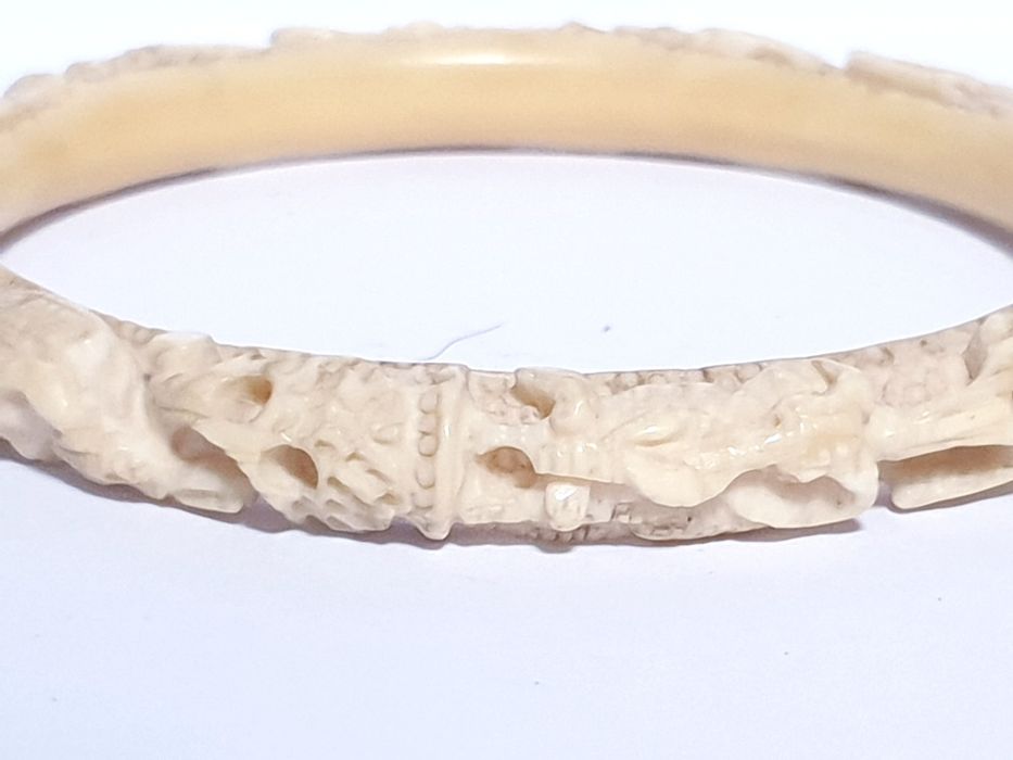 Fantástica antiga preciosa bracelete asiática esculpida à mão