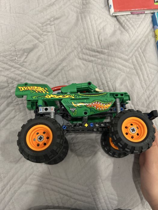 Carro de lego em pefeito estado