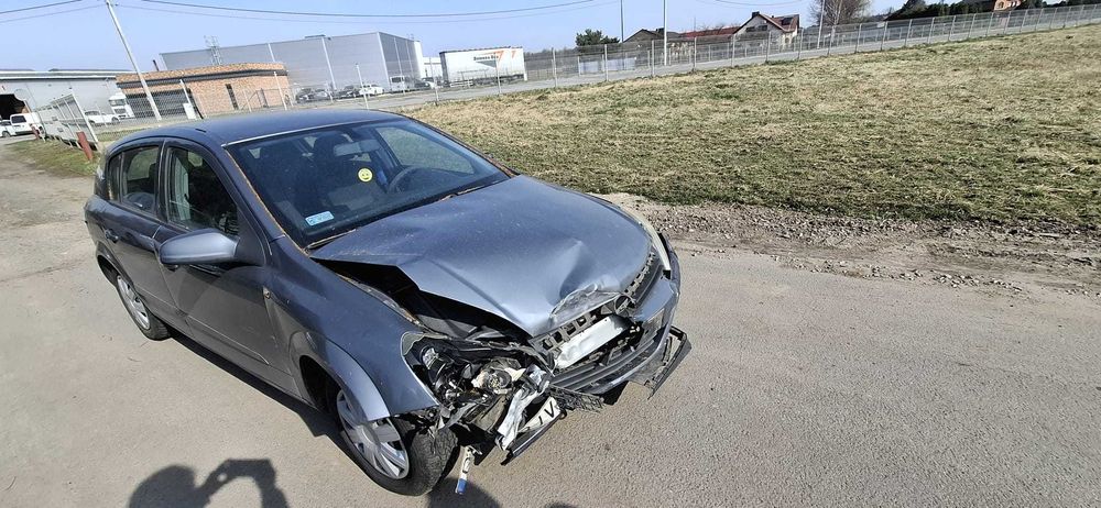 Opel Astra rocznik 2005 uszkodzony