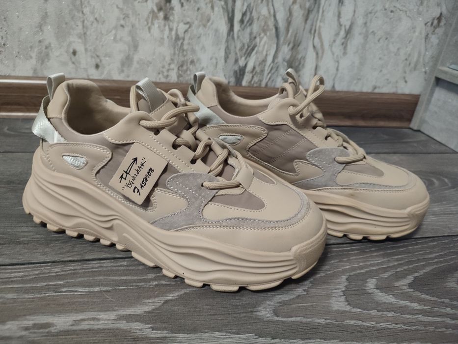 Жіночі кросівки для