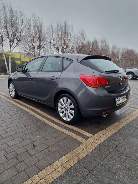 Opel Astra J 1.4 Turbo z  2010 roku w  bardzo dobrym  stanie
