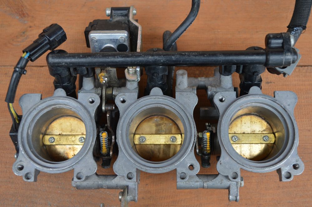 Triumph Street Triple 675 PRZEPUSTNICE wtryski czujnik przewód