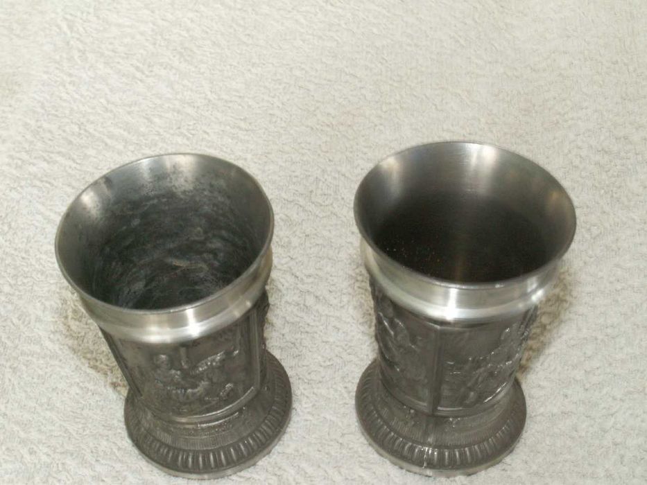 Sygnowane  - 2 x stare cynowe kieliszki - kieliszek z cyny  -  6 cm wysokość