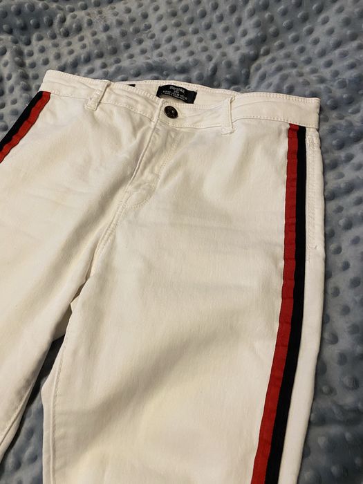 Білі джинси Bershka