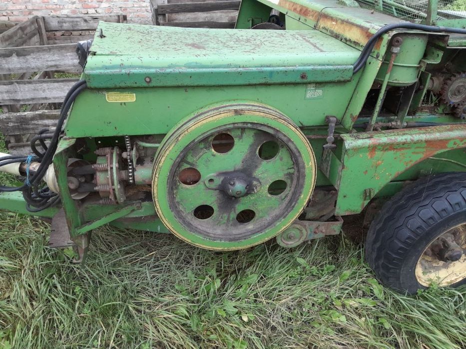 Прес підбирач John Deere