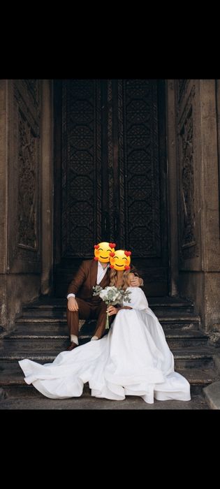 Шикарна весільна сукня зі шлейфом