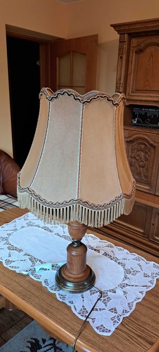Lampa ze skórzanym abażurem