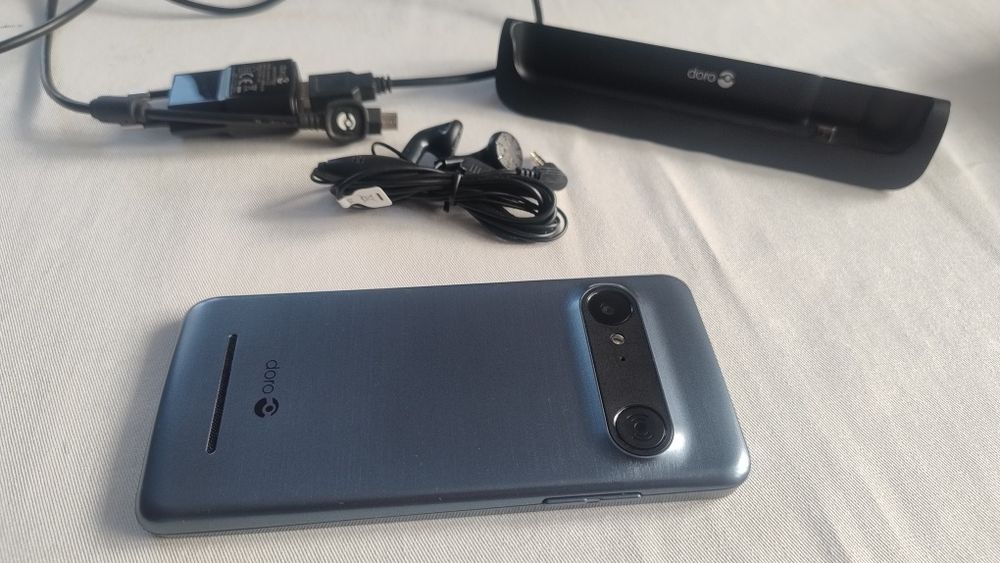Telefon dla seniora, prosty smartfon Doro 8035