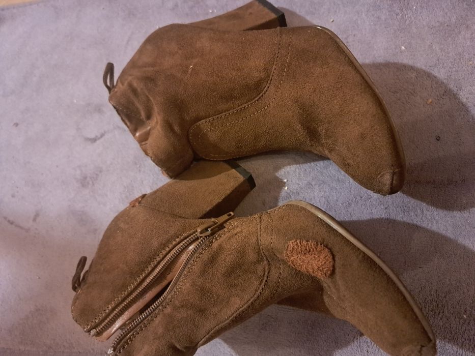 Brązowe zamszowe buty na grubym obcasie