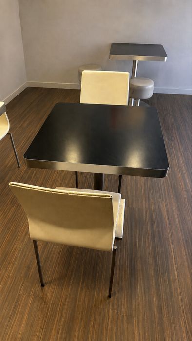 Mesas e bancos para lanchonete, cafeteria ou restaurante – Excelente estado