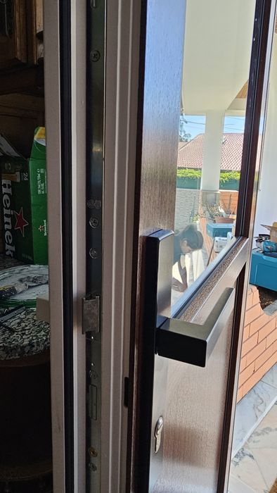 Porta em PVC branco e imitação madeira