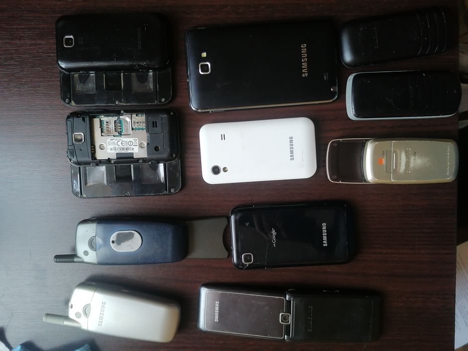 Mega zestaw zabytkowych telefonów