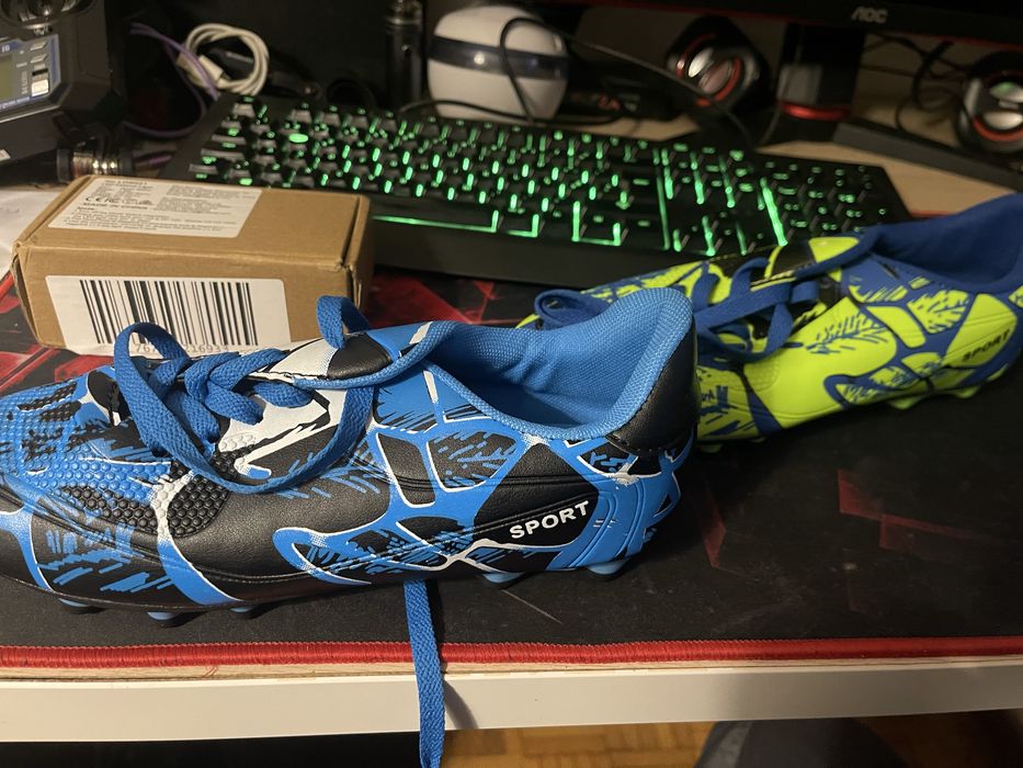 Vendo Chuteiras tamanho 38 , 2 pares