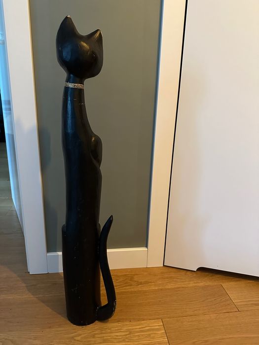 Duża drewniana figurka kota